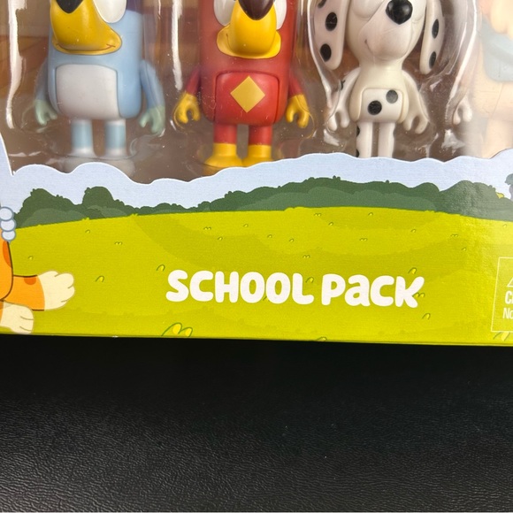 Bluey School Pack Figure Set 4-Pack includes Bluey, Rusty, Chloe, Calypso - Picture 2 of 11